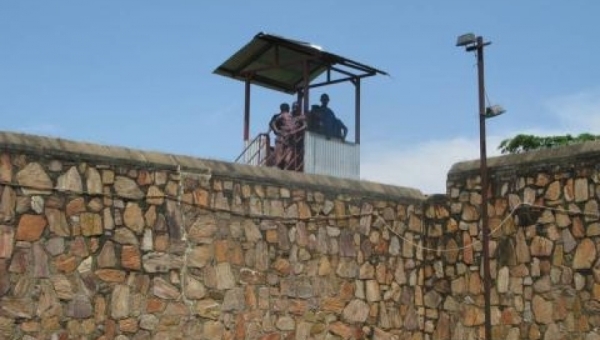 Prison de Mpimba : un détenu exécuté par un policier après une tentative d’évasion