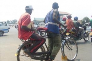 Des conducteurs de taxi-vélos rackettés par la police