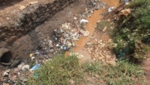 Des maisons d’habitations menacées par un caniveau de drainage des eaux usées à Bwiza