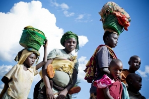 Des Burundais en prise à la famine au camp de Maheba